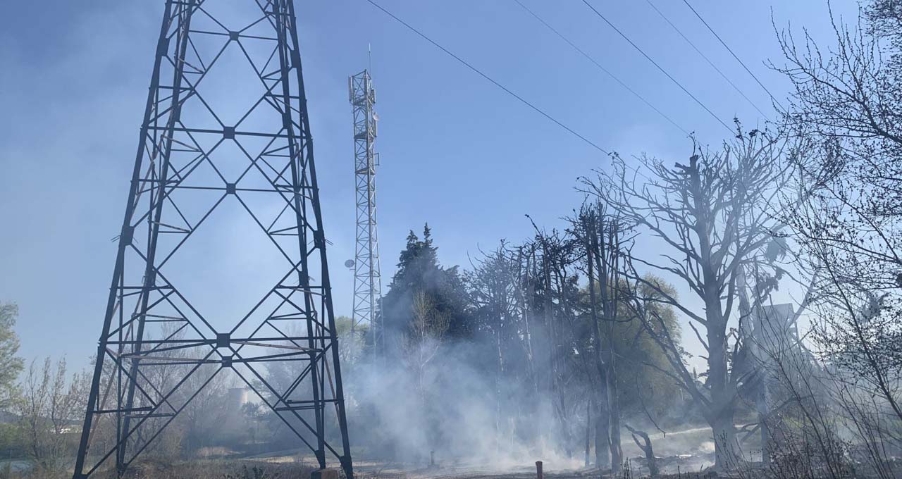 Ligne haute tension dans la fumée